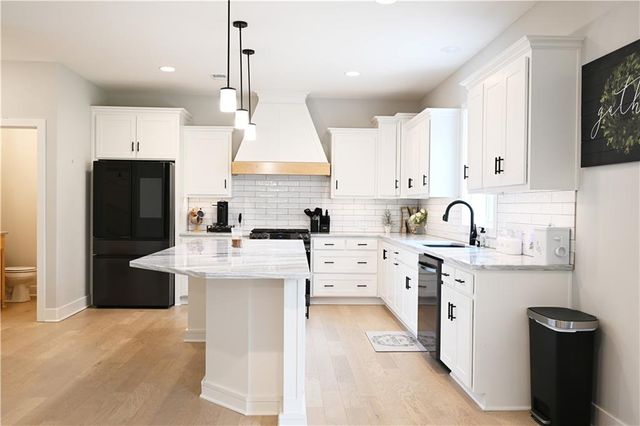 10420 N Flora Avenue, Kansas City, MO 64155