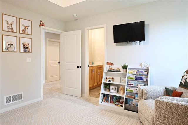 10420 N Flora Avenue, Kansas City, MO 64155