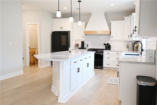 10420 N Flora Avenue, Kansas City, MO 64155