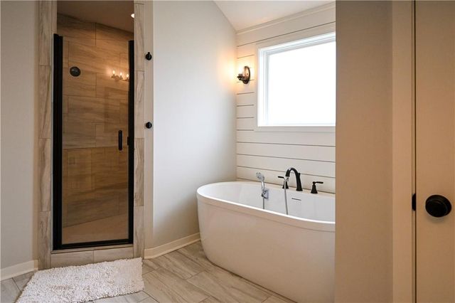 10420 N Flora Avenue, Kansas City, MO 64155