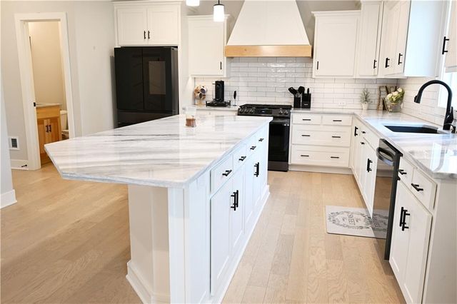 10420 N Flora Avenue, Kansas City, MO 64155