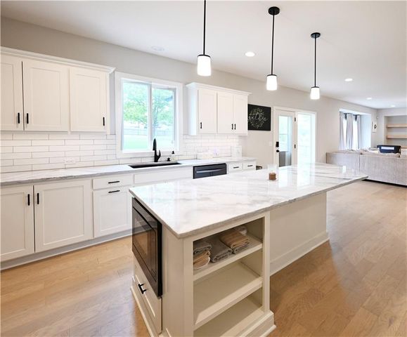 10420 N Flora Avenue, Kansas City, MO 64155