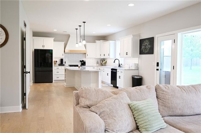 10420 N Flora Avenue, Kansas City, MO 64155