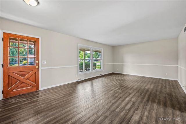 136 Scott Drive, East Dundee, IL 60118