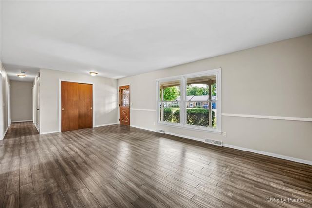 136 Scott Drive, East Dundee, IL 60118