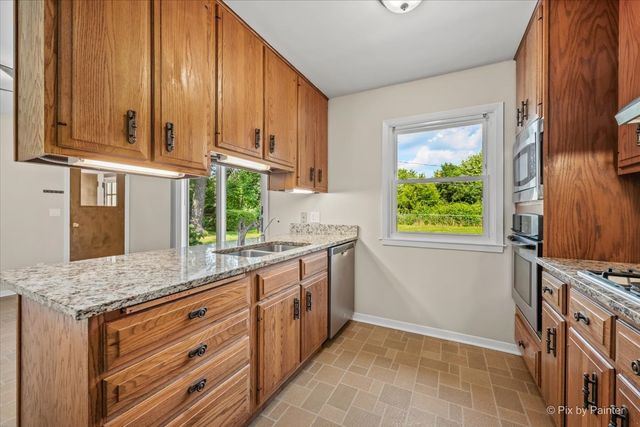 136 Scott Drive, East Dundee, IL 60118