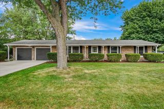136 Scott Drive, East Dundee, IL 60118
