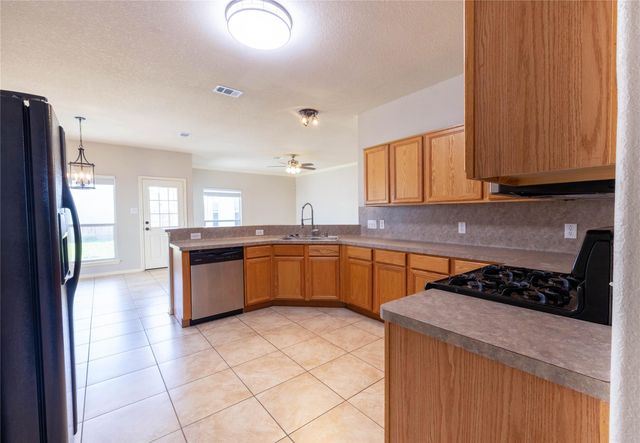 1039 N Teal Estates Circle, Fresno, TX 77545