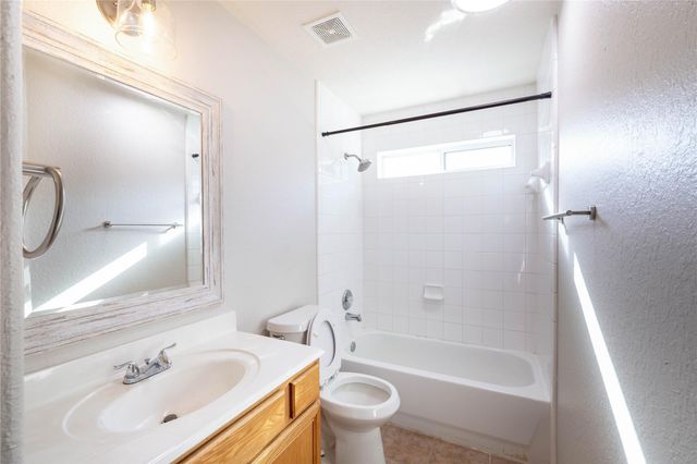 1039 N Teal Estates Circle, Fresno, TX 77545