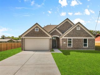 811 E Main Street, La Porte, TX 77571