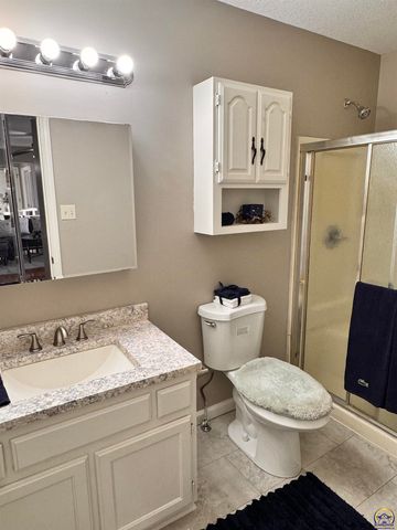 2827 SE Glenside CT, Topeka, KS 66605