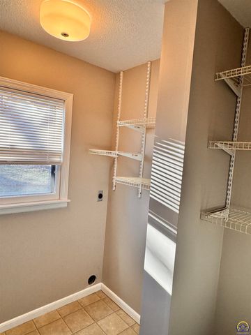 2827 SE Glenside CT, Topeka, KS 66605