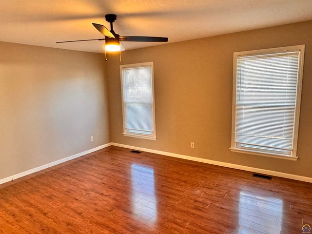 2827 SE Glenside CT, Topeka, KS 66605