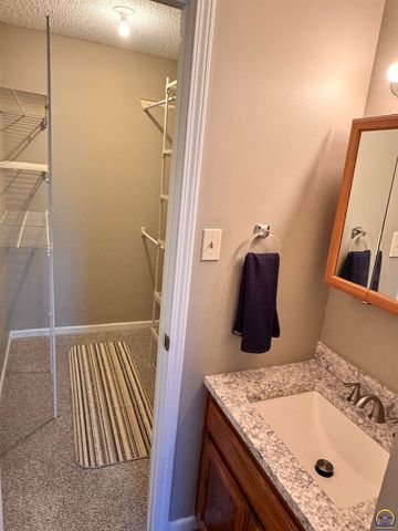 2827 SE Glenside CT, Topeka, KS 66605