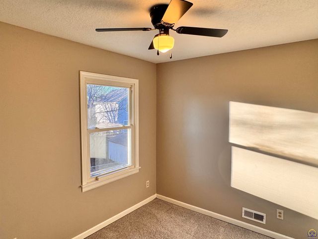 2827 SE Glenside CT, Topeka, KS 66605