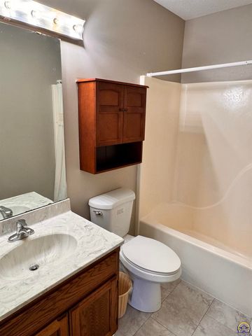 2827 SE Glenside CT, Topeka, KS 66605