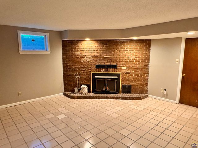 2827 SE Glenside CT, Topeka, KS 66605