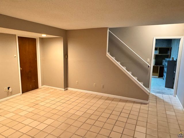 2827 SE Glenside CT, Topeka, KS 66605