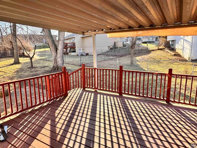 2827 SE Glenside CT, Topeka, KS 66605