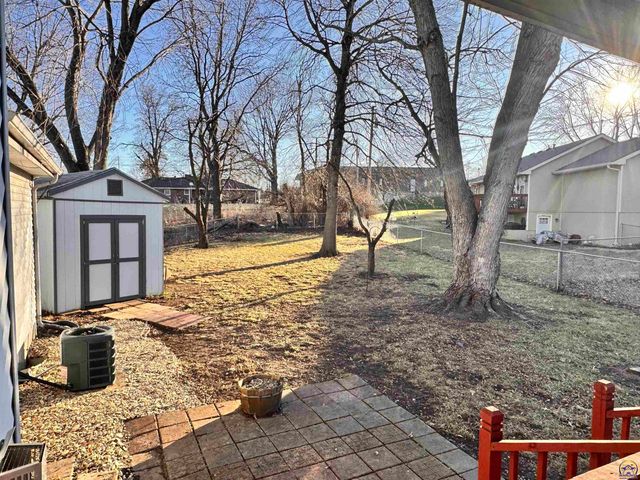 2827 SE Glenside CT, Topeka, KS 66605