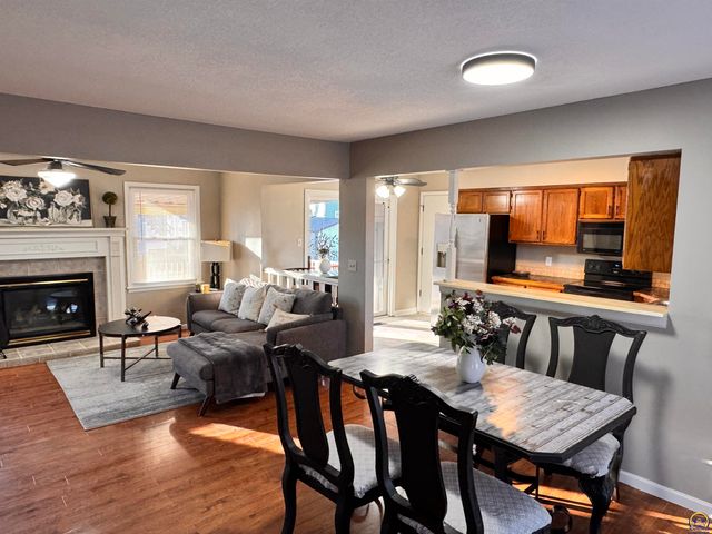 2827 SE Glenside CT, Topeka, KS 66605