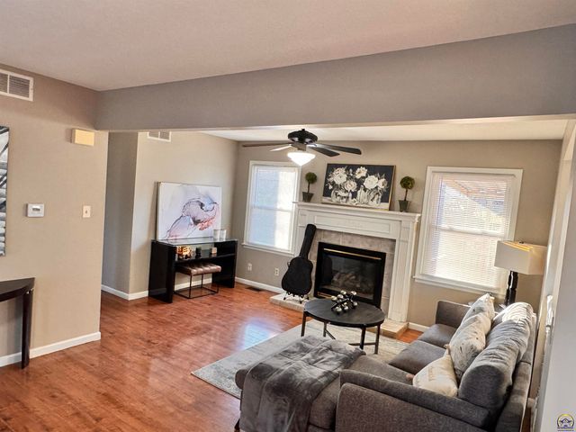 2827 SE Glenside CT, Topeka, KS 66605