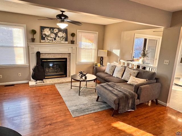 2827 SE Glenside CT, Topeka, KS 66605