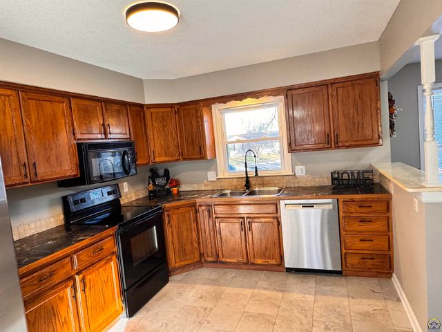 2827 SE Glenside CT, Topeka, KS 66605