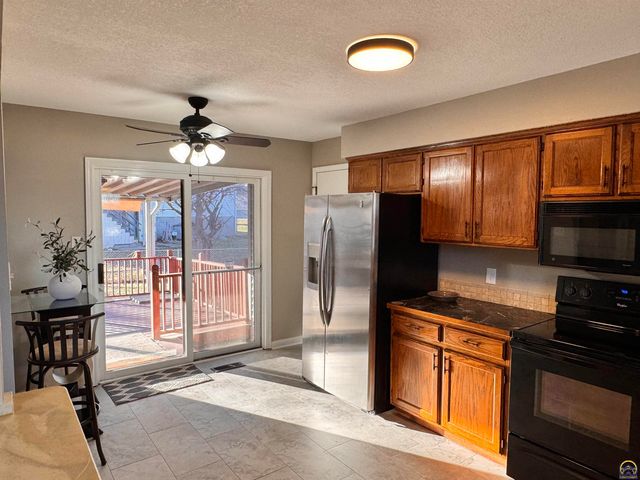 2827 SE Glenside CT, Topeka, KS 66605