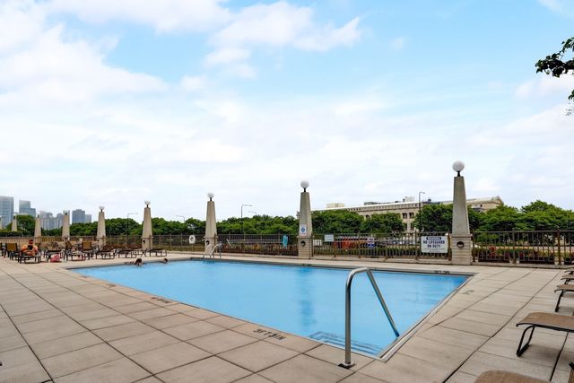 233 E 13th Street 1910, Chicago, IL 60605