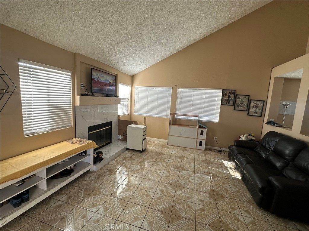 Image 2 of property listing at 5147 Moonraker, Palmdale, CA 93552