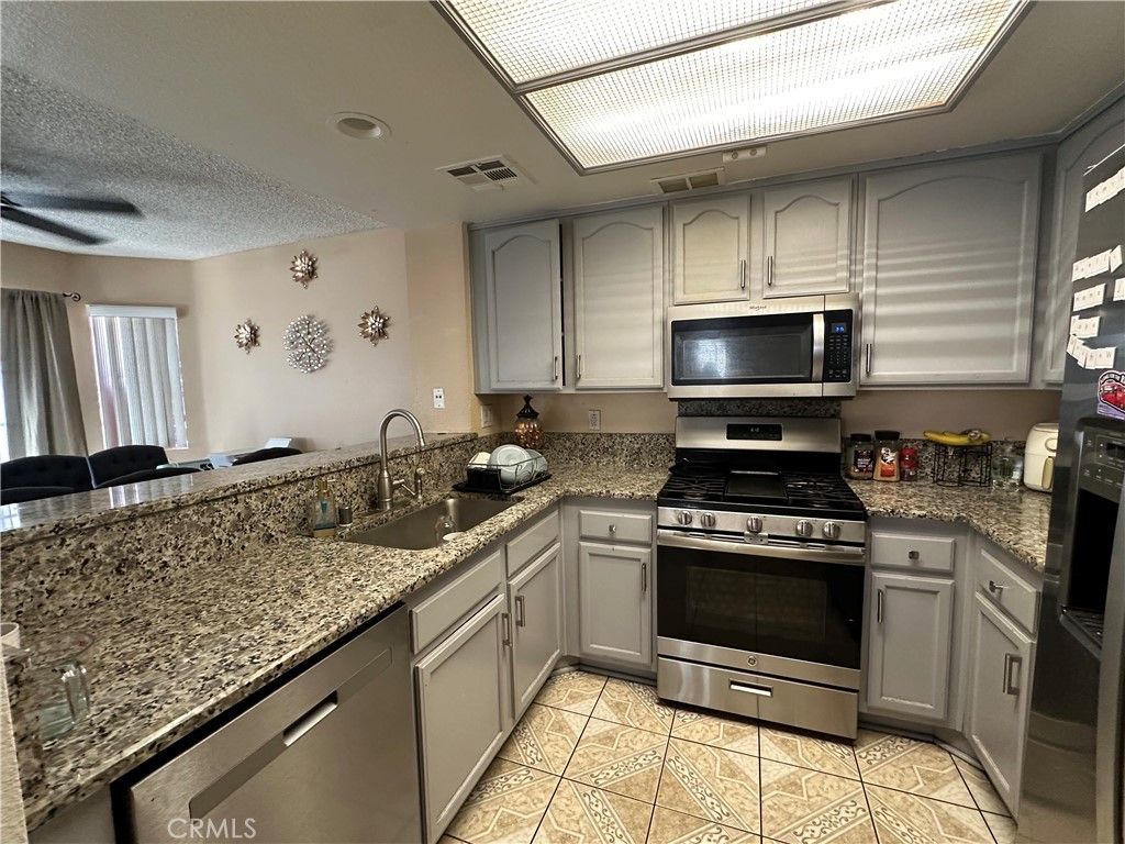Image 4 of property listing at 5147 Moonraker, Palmdale, CA 93552
