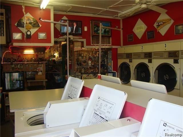 4852 S Beech Daly Street, Dearborn Heights, MI 48125