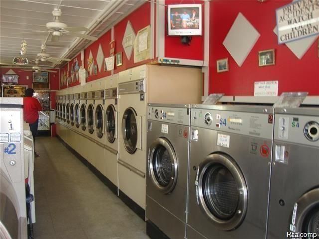 4852 S Beech Daly Street, Dearborn Heights, MI 48125