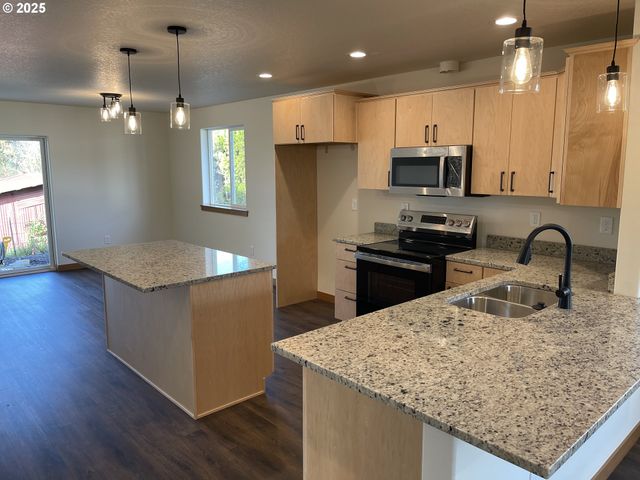 300 N JELLISON St, Amity, OR 97101