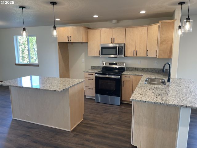 300 N JELLISON St, Amity, OR 97101