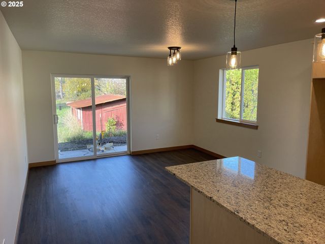 300 N JELLISON St, Amity, OR 97101