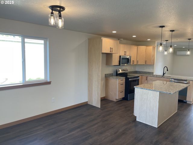 300 N JELLISON St, Amity, OR 97101