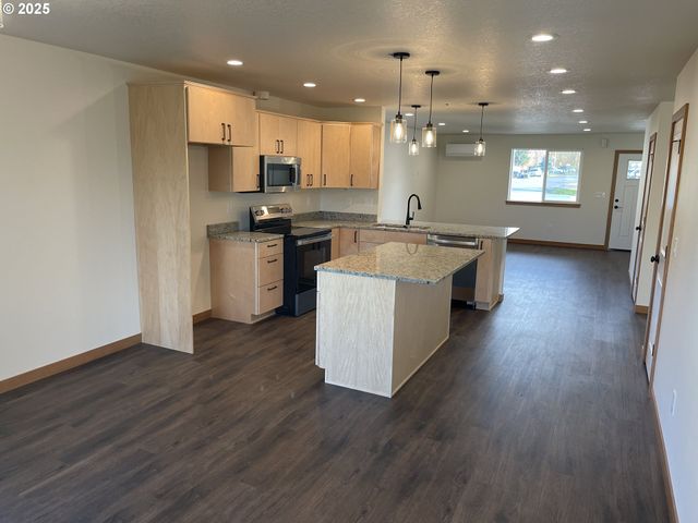 300 N JELLISON St, Amity, OR 97101