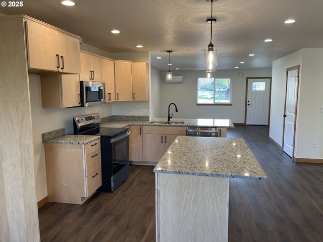 300 N JELLISON St, Amity, OR 97101