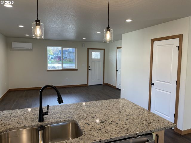 300 N JELLISON St, Amity, OR 97101