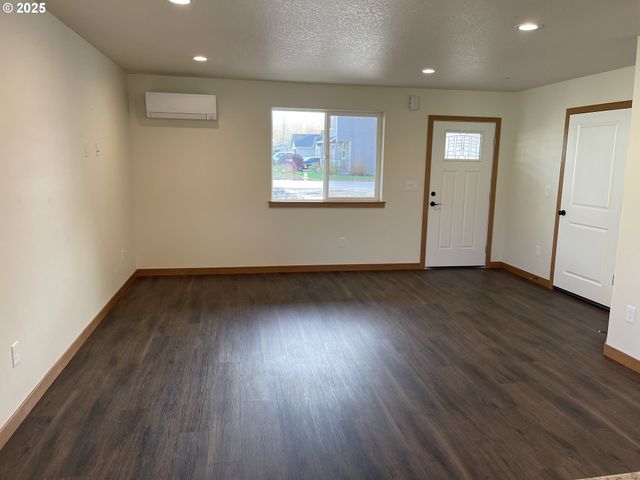 300 N JELLISON St, Amity, OR 97101