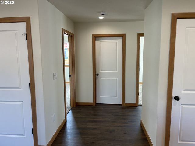 300 N JELLISON St, Amity, OR 97101