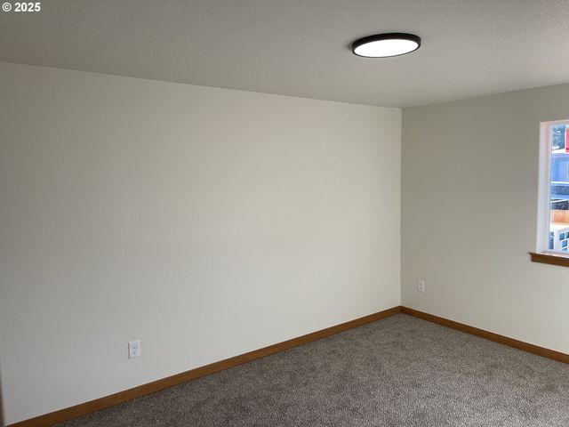 300 N JELLISON St, Amity, OR 97101