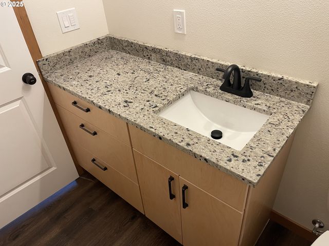 300 N JELLISON St, Amity, OR 97101