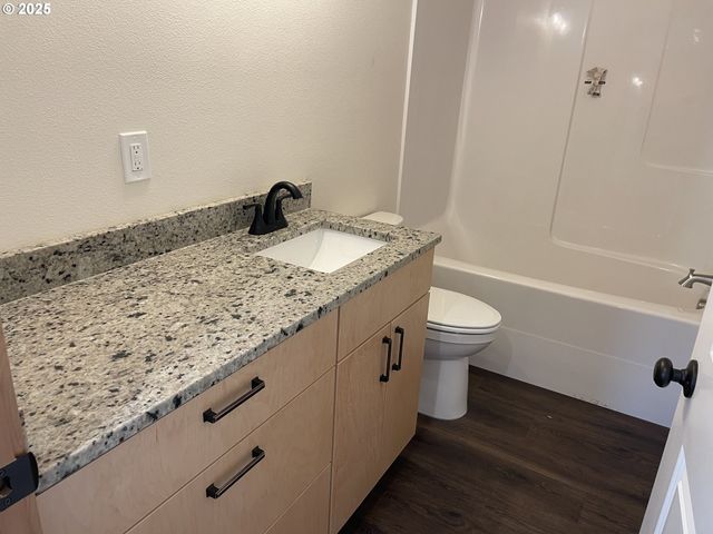 300 N JELLISON St, Amity, OR 97101