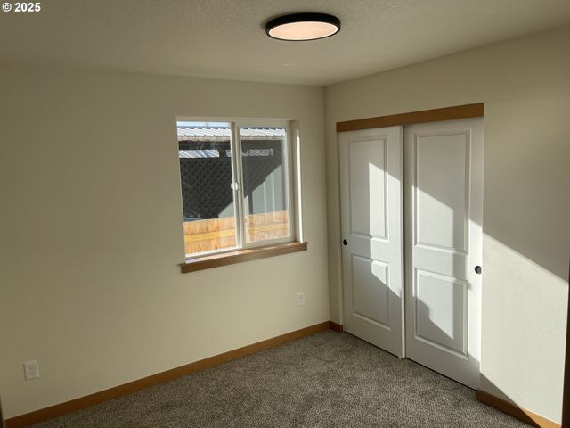 300 N JELLISON St, Amity, OR 97101