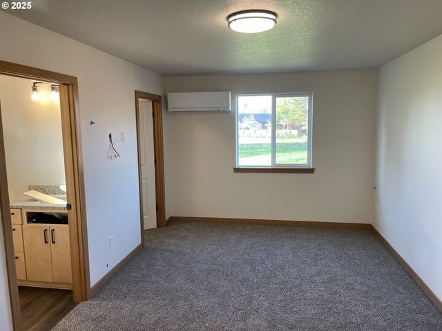 300 N JELLISON St, Amity, OR 97101