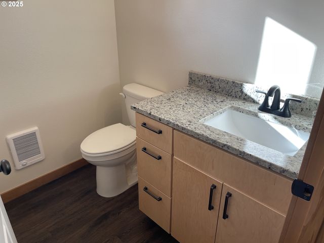 300 N JELLISON St, Amity, OR 97101