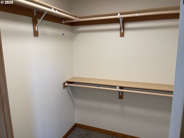 300 N JELLISON St, Amity, OR 97101